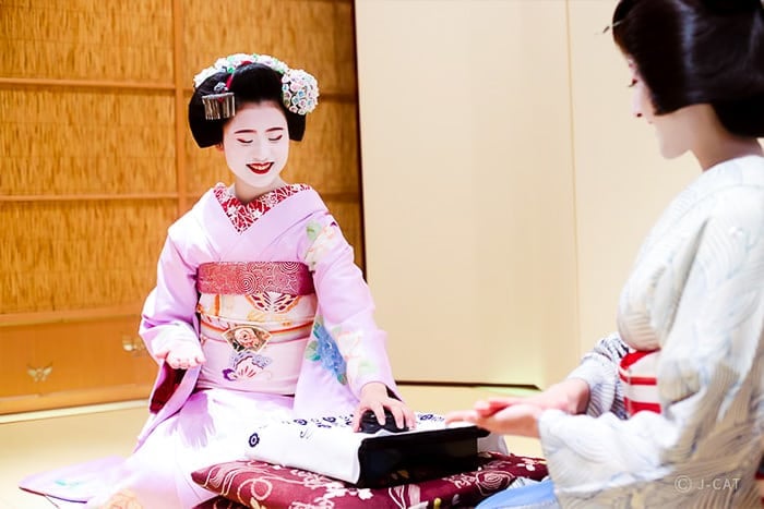 Geisha and maiko playing traditional games